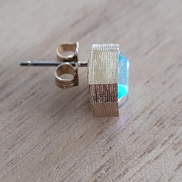 Iridescent Octagon Stud Earrings Gold Tone Avon - Aurora Borealis - Picture 3 of 4